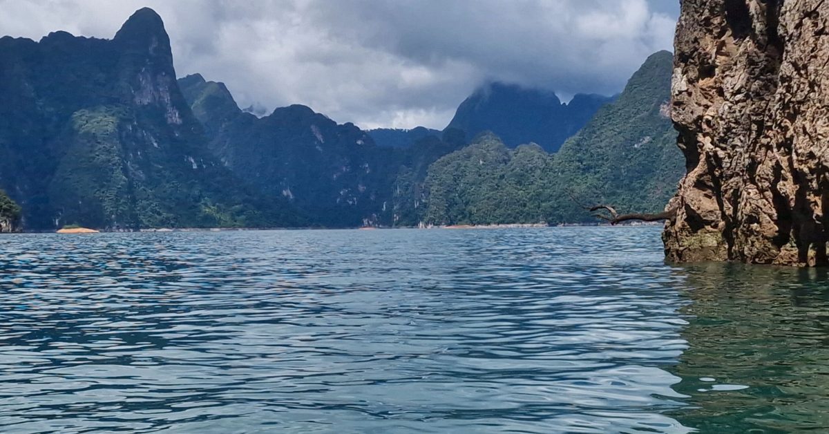 Jezioro Cheow Lan w Parku Narodowym Khao Sok