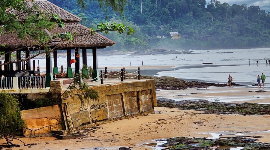 główna plaża w miasteczku Khao Lak nad Morzem Andamańskim to miejsce, które należało do największych ofiar tsunami z Boxing Day w 2004 roku