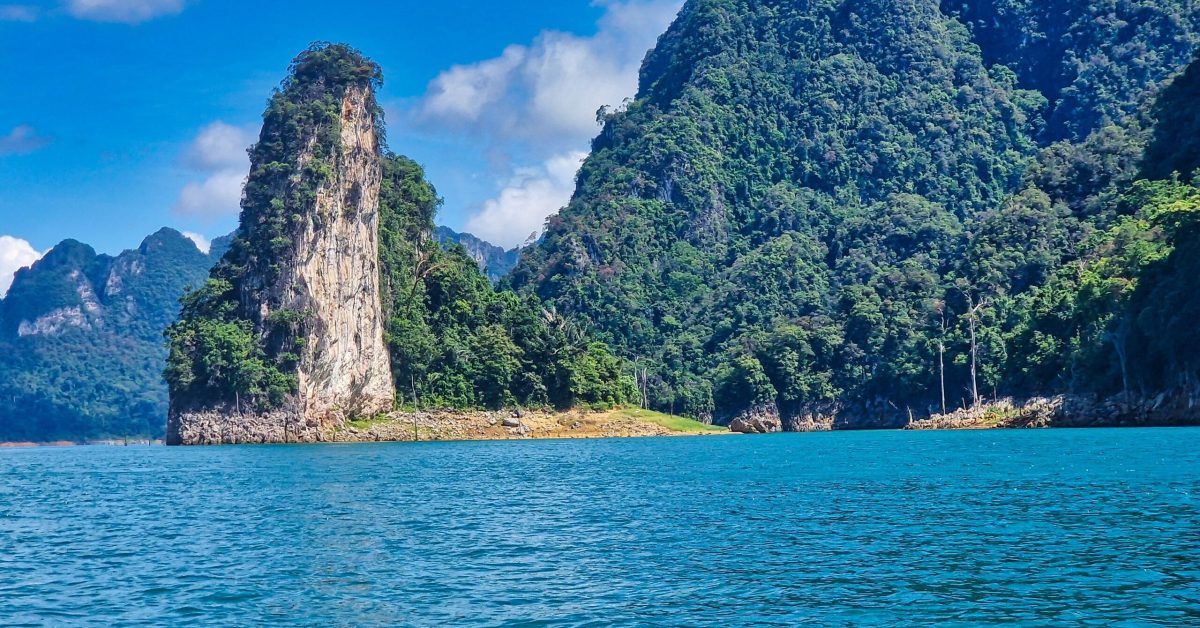 ostańce wapienne pokryte pierwotnym lasem deszczowym w Khao Sok podczas wycieczki do Tajlandii