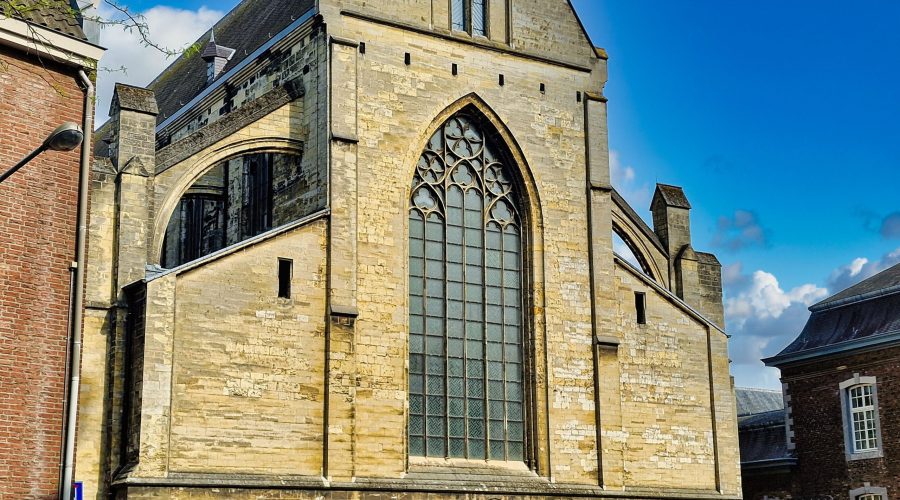Klasztor Braci Mniejszych Starych w Maastricht to świątynia o 700-letniej historii, dawny klasztor franciszkanów