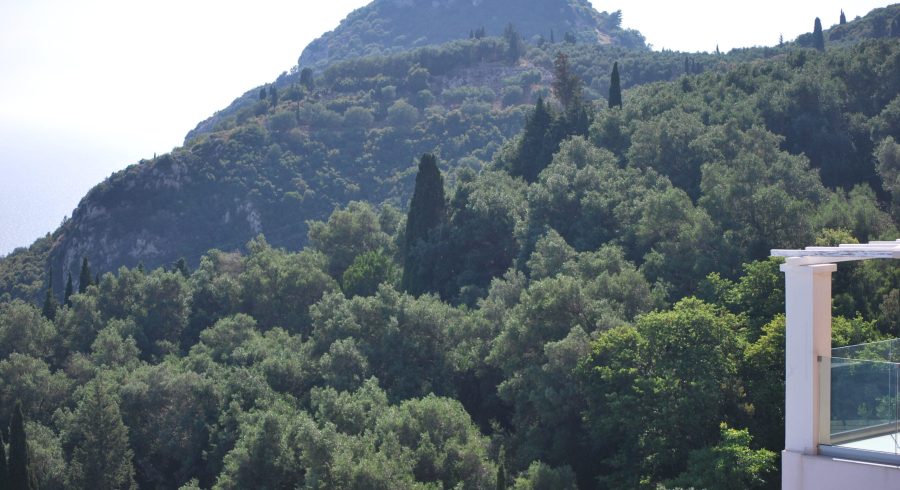 typowy dla wyspy Korfu górzysty krajobraz uwieczniony podczas wycieczki samochodem po krętych serpentynach tej malowniczej wyspy na Morzu Jońskim