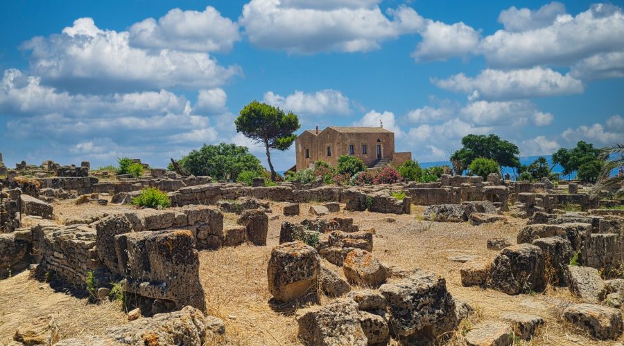 sycylijski pejzaż przy starożytnych ruinach koło Marinelli di Selinunte podczas pobytu w Sycylii