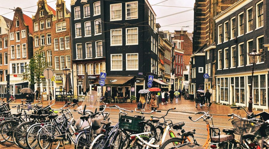 pochyłe malownicze kamienice w centrum Amsterdamu podczas wyjazdu na majówkę do Beneluksu