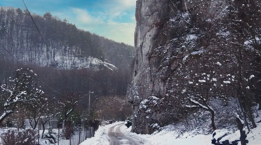 Dolina Prądnika zimą podczas objazdu Jury krakowsko-częstochowskiej