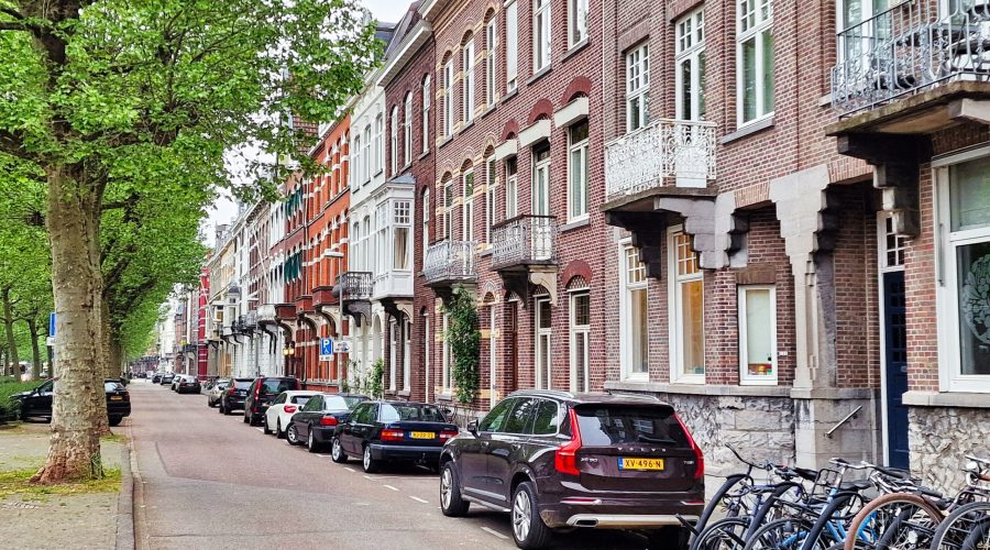 typowa niderlandzka architektura w centrum Maastricht podczas pobytu w Holandii
