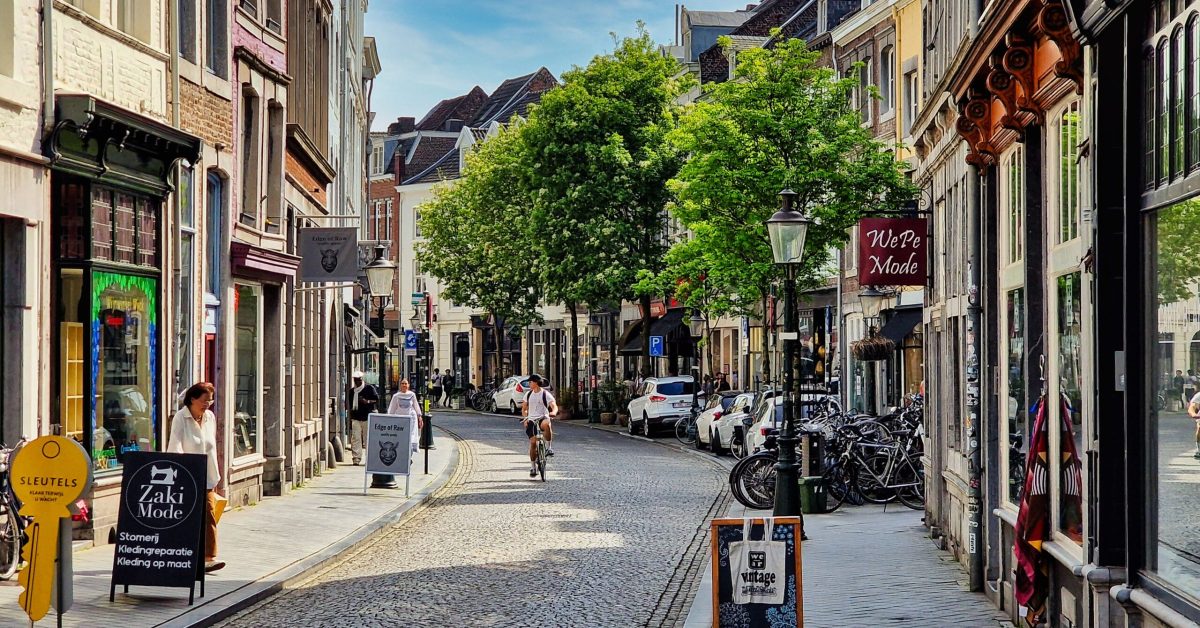 malownicza uliczka na Starym Mieście w Maastricht niedaleko najstarszego pieszego mostu w Niderlandach