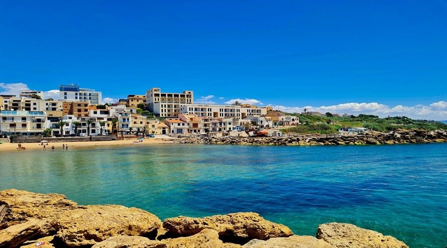 urokliwe miasteczko południowego wybrzeża wyspy podczas podróży na wczasy na Sycylii