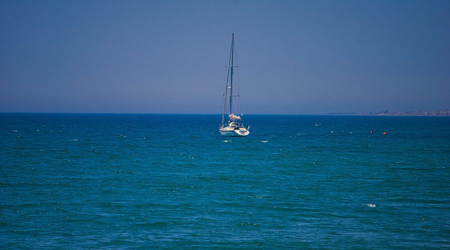Jacht na Morzu Śródziemnym przy sycylijskim miasteczku Marinella di Selinunte