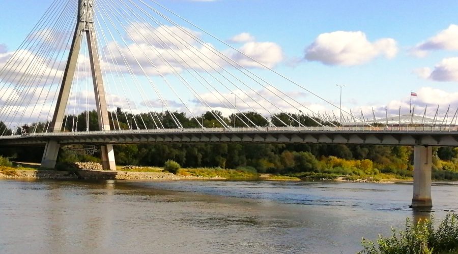 Most Świętokrzyski w Warszawie z lekko wyłaniającym się w tle Stadionem Narodowym
