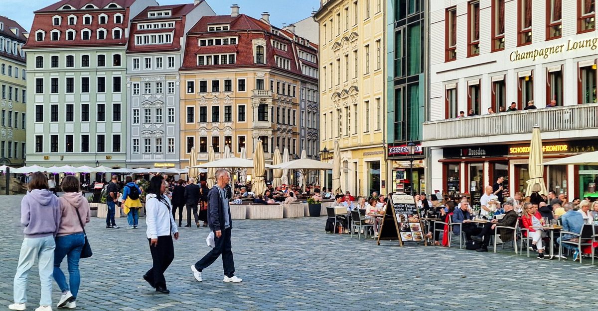 Nowy Rynek (Neumarkt) na Starym Mieście w Dreźnie. słynący między innymi z największej bazyliki luterańskiej - Fraunekirche