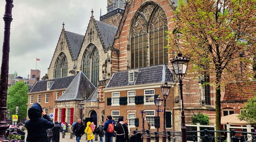 stary kościół w amsterdamskiej dzielnicy De Wallen podczas wycieczki do Amsterdamu