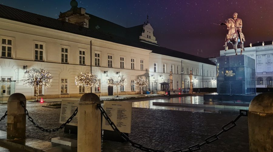 Pałac Prezydencki podczas wieczornego spaceru w okresie świąt Bożego Narodzenia po Warszawie