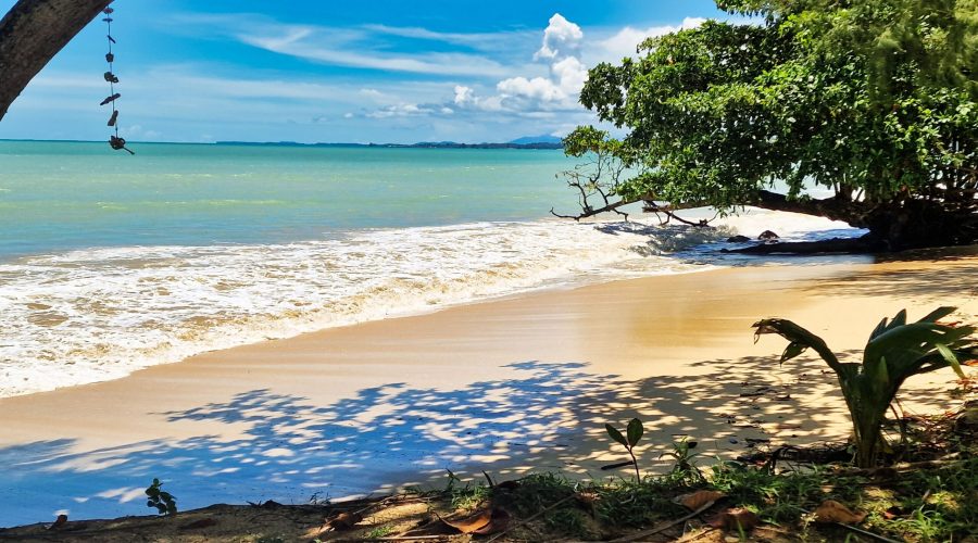 urokliwa plaża przy hotelu Kantary Beach Khao Lak podczas wyjazdu na wakacje w Tajlandii