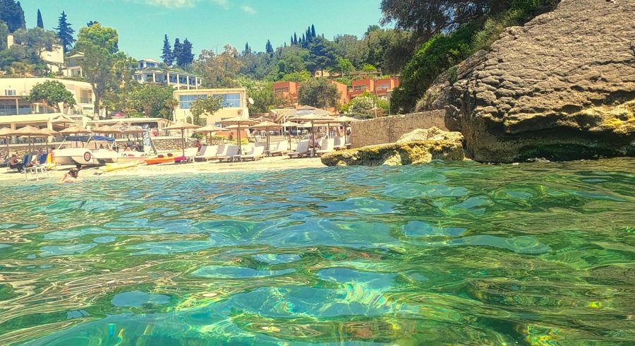 urokliwa zatoczka z turkusową wodą i śliczną plażą na zachodzie Korfu