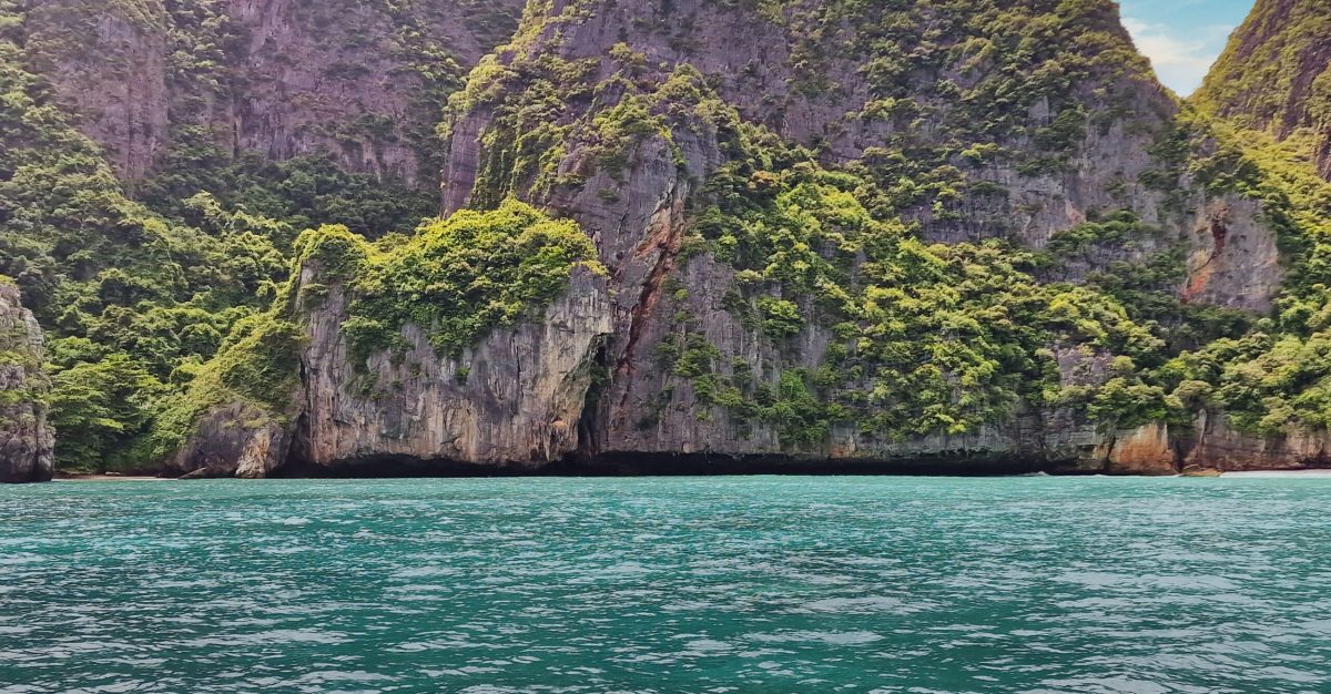 widoczny fragment plaży znanej z filmu "Niebiańska Plaża" z di Caprio na wyspach Phi Phi islands.