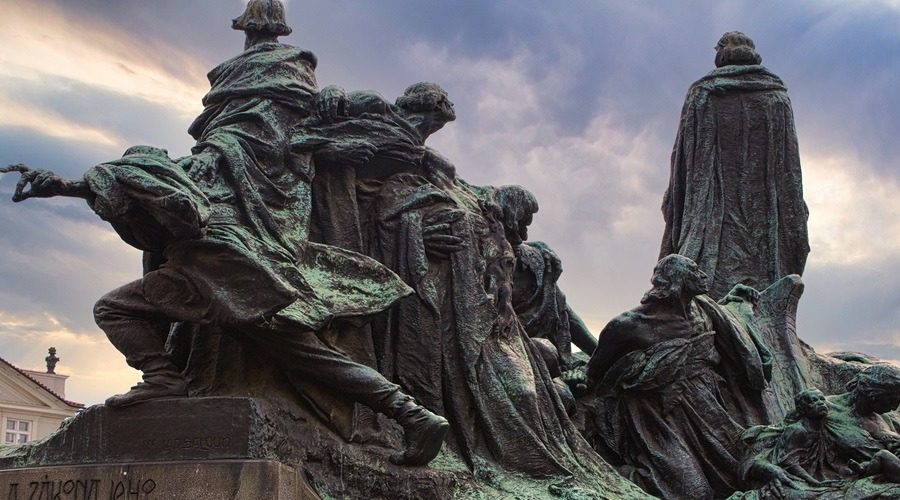 pomnik Jana Husa na Rynku Staromiejskim podczas spaceru po Pradze
