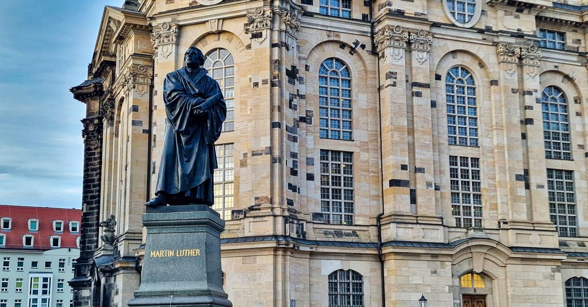 Pomnik twórcy luteranizmu na Nowym Rynku w Dreźnie podczas wycieczki po Saksonii
