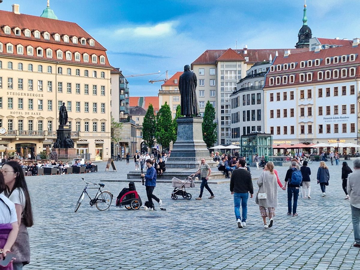 pomnik Martina Lutera na placu Neumarkt w Dreźnie podczas wyjazdu na majówkę do Niemiec