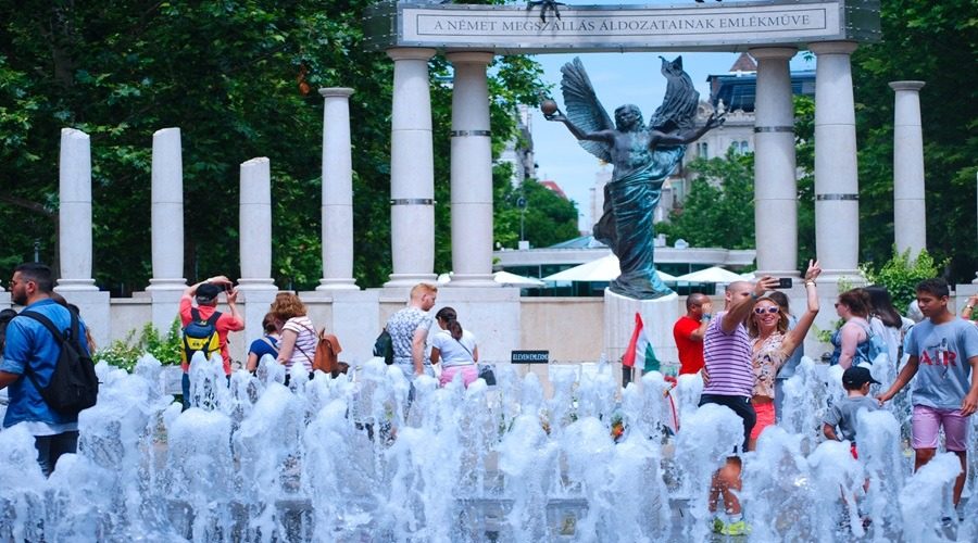 Okazała fontanna i Ofiarom Holokaustu na Placu Wolności podczas wycieczki po Budapeszcie