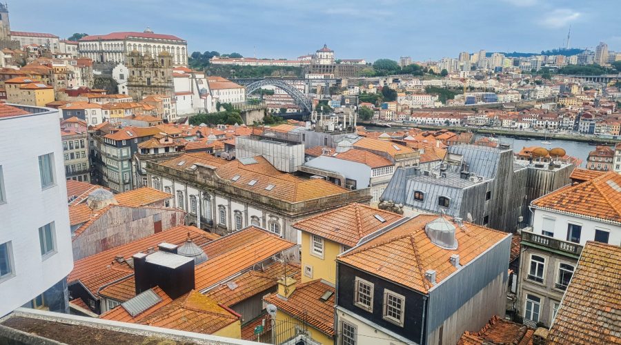 widok z góry na Stare Miasto w Porto z widocznym mostem na rzece Duero