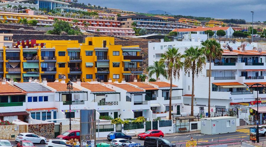 malowniczy kurort Puerto Santiago na Teneryfie podczas wyjazdu na wakacje na Kanarach