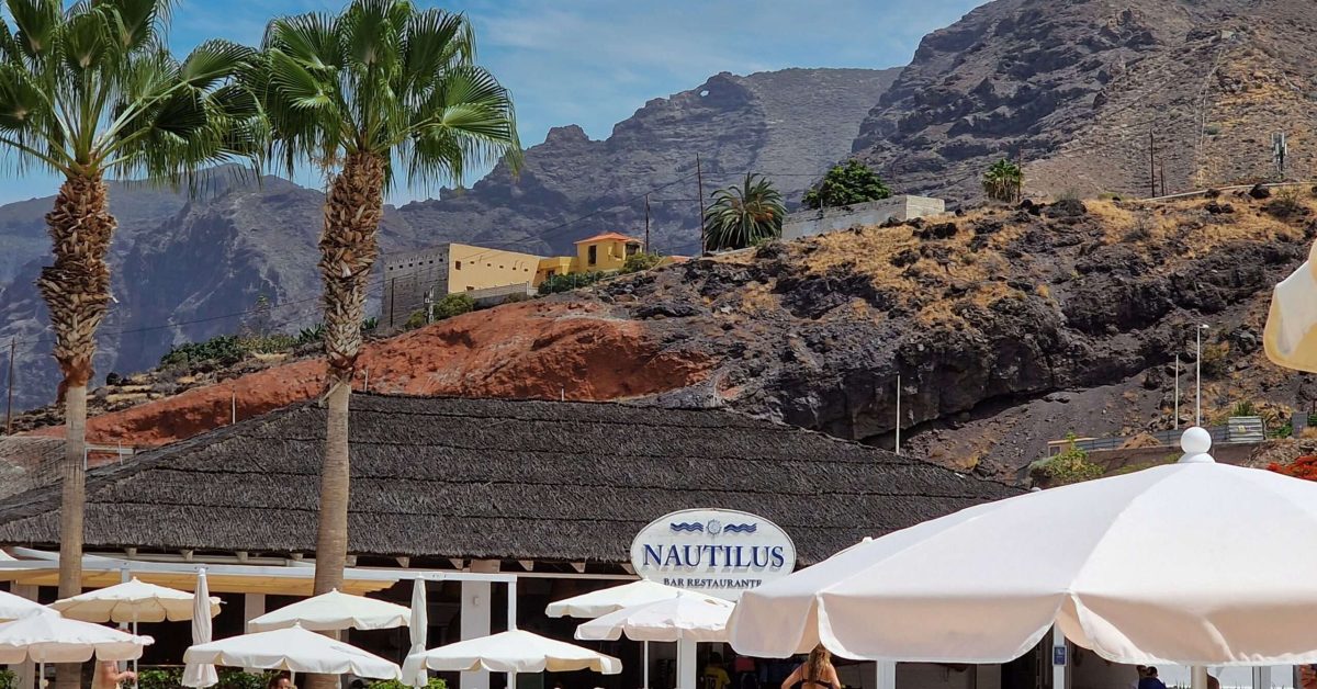 widok na skały z hotelowego basenu hotelu Landmar w Puerto de Santiago na Teneryfie