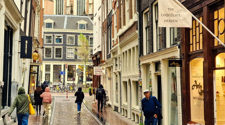rejon ulicy Spuistraat w Amsterdamie podczas spaceru w kierunku Oude Kerk