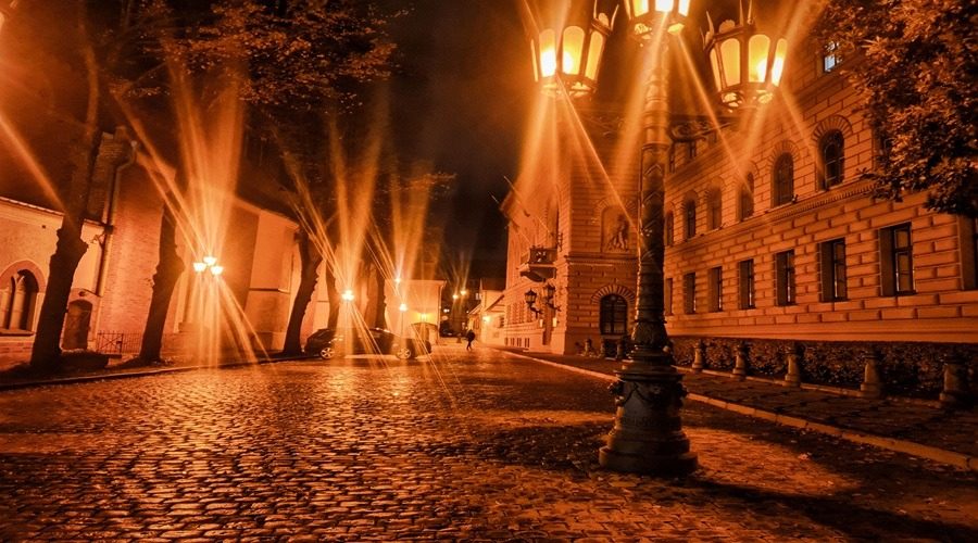nocna iluminacja Starego Miasta w Rydze podczas wycieczki na Łotwę