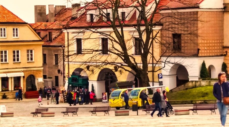 spacer po Rynku Głównym w trakcie wycieczki do Sandomierza w okresie Wielkanocnym