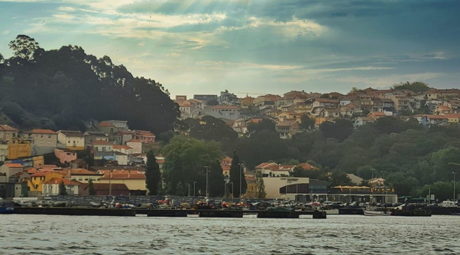 położone na wzgórzach miasto Porto nad rzeką Duero
