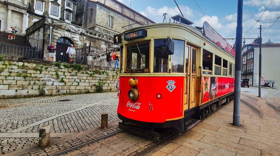 zabytkowy tramwaj z ulic Starego Miasta w Porto