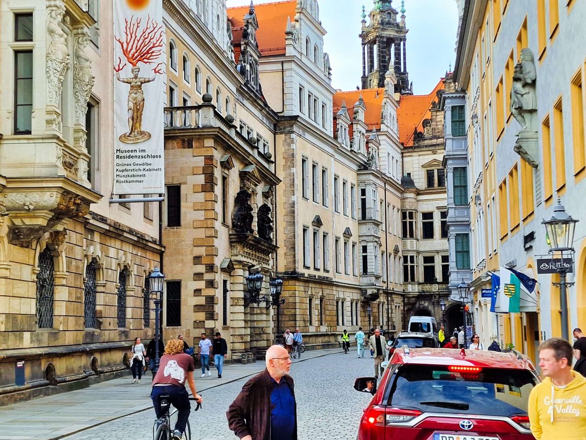 Zabytkowa uliczka prowadząca od Pałacu Zwinger w Dreźnie do Neumarkt podczas majówki w Niemczech