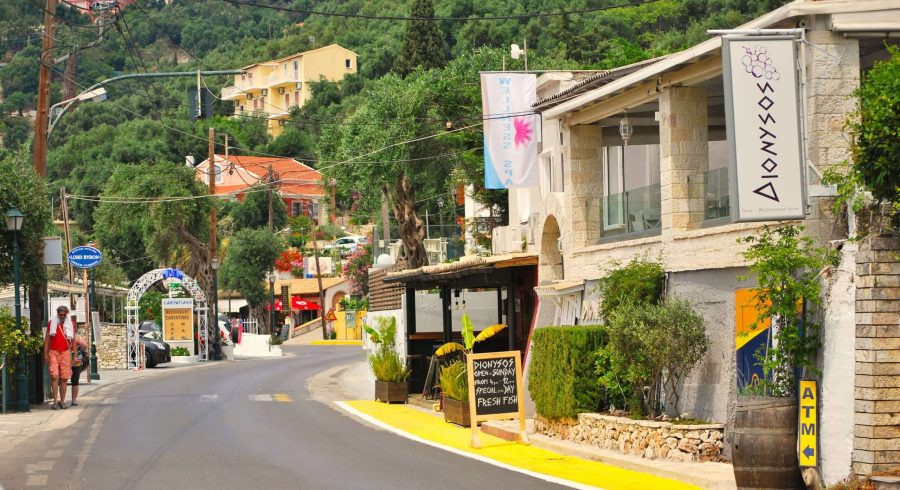typowa uliczka dla kurortu na wyspie Corfu jakim jest niewątpliwe urokliwe Barbati