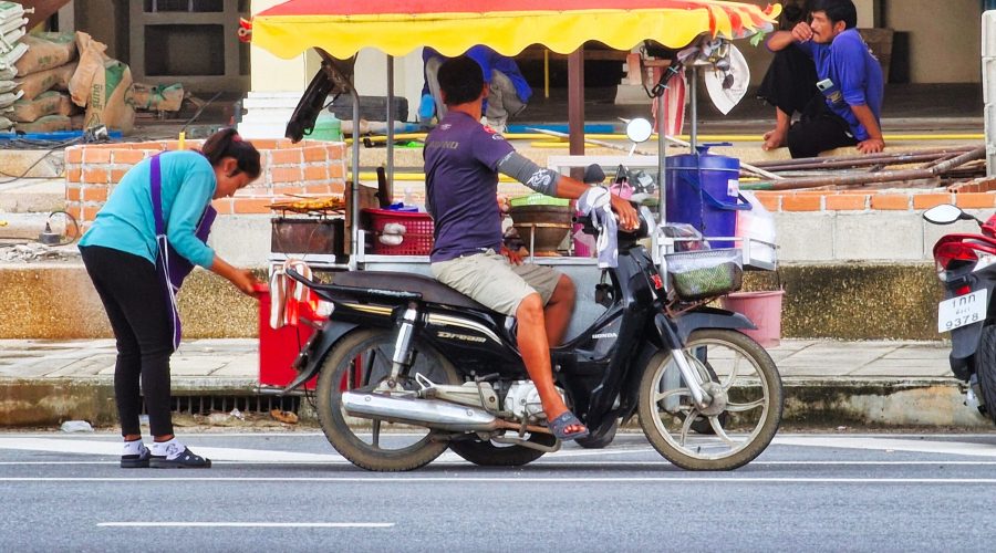 przewoźny sklep-kram w centrum Khao Lak