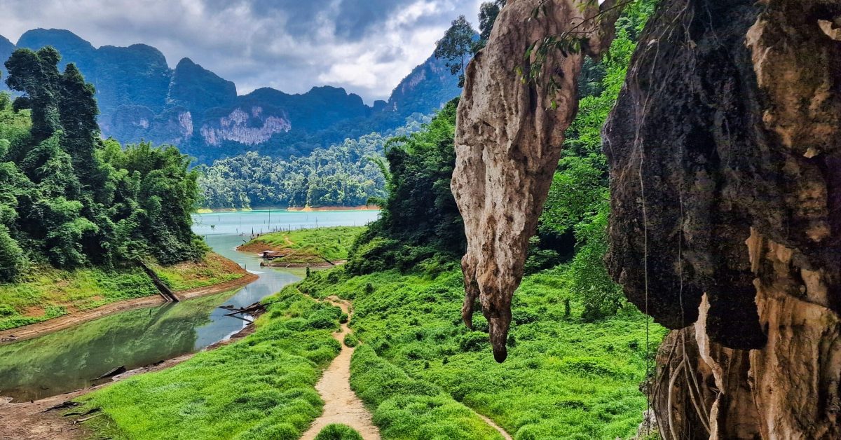 panorama Parku Khao Sok z wlotu do dużej jaskini w ogromnej skale wapiennej