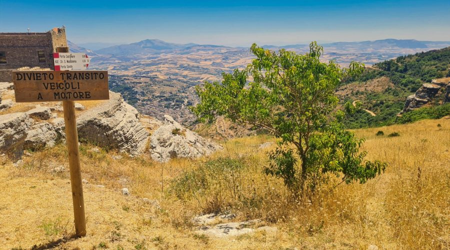 panorama z Góry Erice w Prowincji Trapani podczas objazdu południowej i zachodniej Sycylii