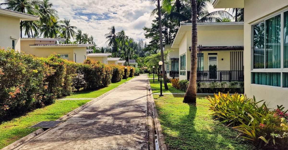 alejka z luksusowymi willami w kompleksie hotelu Kantary Beach Khao Lak podczas wyjazdu na wakacje w Tajlandii