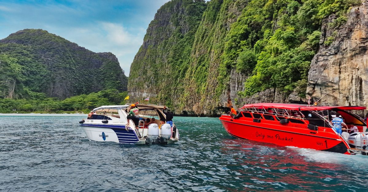 opływanie wysepki Pi Leh z archipelagu Phi Phi Islands podczas wycieczki w Tajlandii