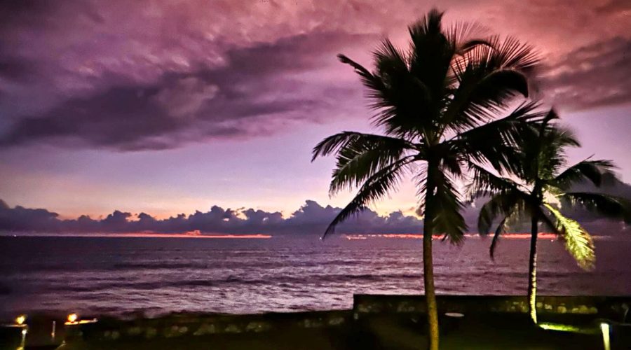 Bajeczny zachód słońca na wybrzeżu Sri Lanki podczas wyjazdu na wakacje na Sri Lance