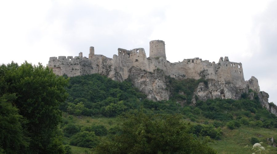 okazałe ruiny zamku na Słowacji Spiski Hrad odwiedzonego podczas wycieczki z Zakopanego