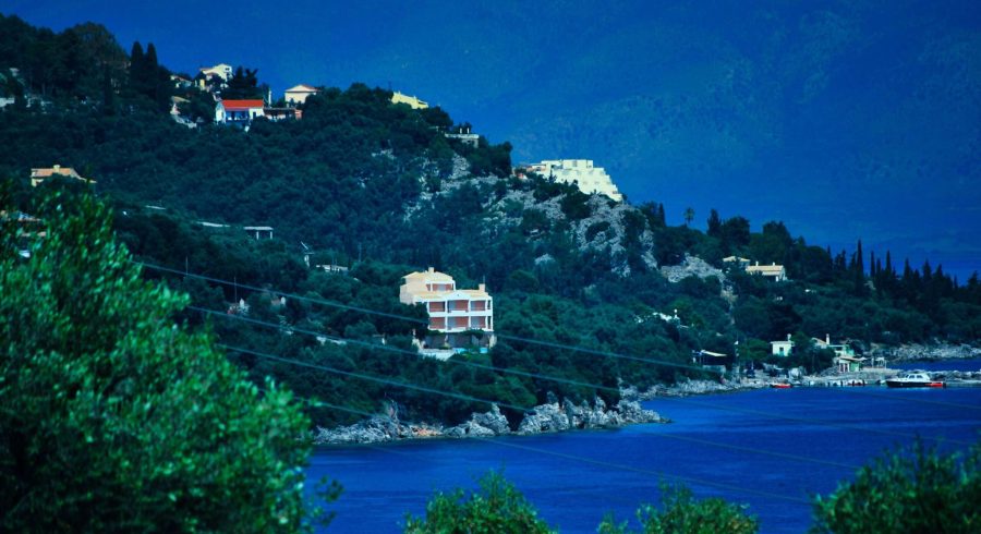 oto jedna z zatoczek Korfu, wyspy która słynie z zielonych, malowniczych zatoczek z turkusową wodą