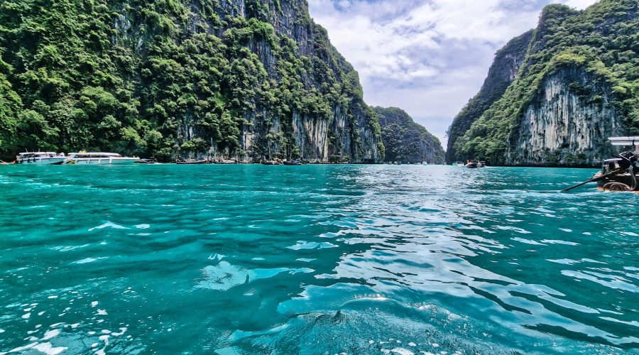 zatoczka Pi Leh na wyspach Pi Pi islands podczas podróży na wakacje w rejonie Phuket